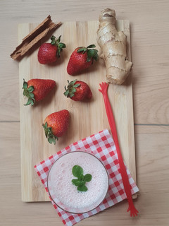 Una foto de Licuado de frutilla 🍓 inspirado en Lassi de India 🇮🇳