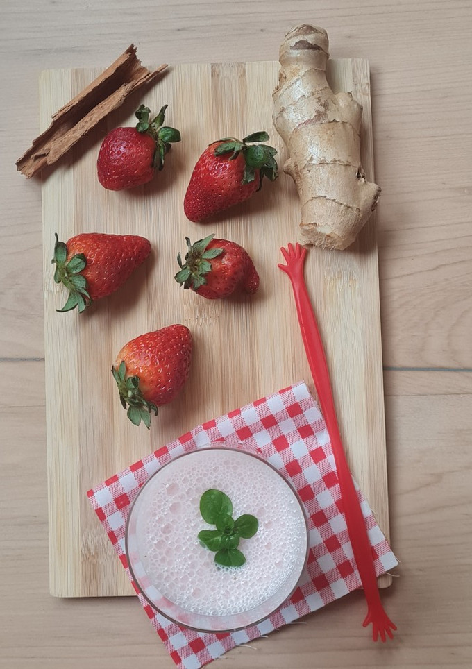 Una foto de Licuado de frutilla 🍓 inspirado en Lassi de India 🇮🇳