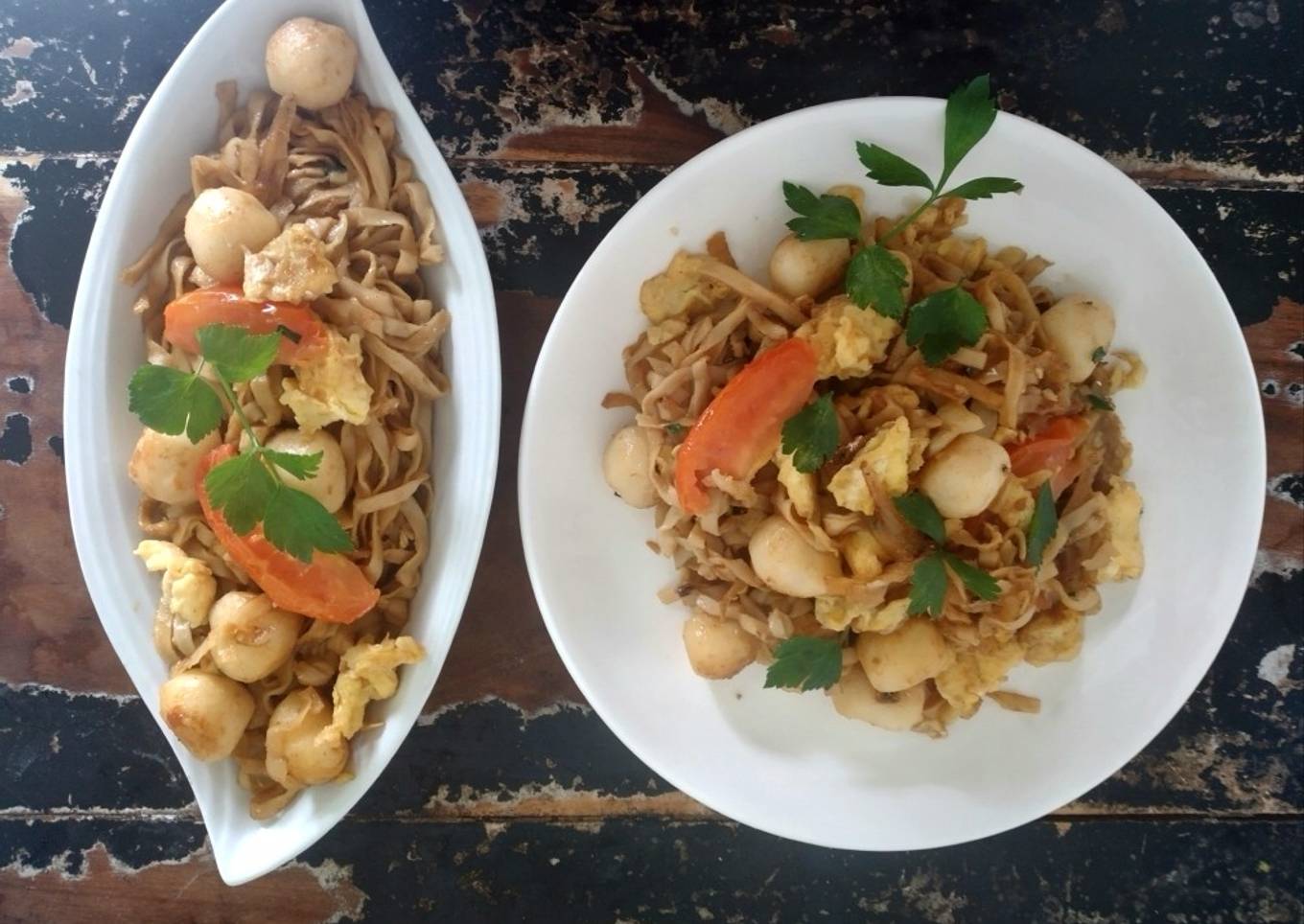 Kwetiaw goreng bakso ikan