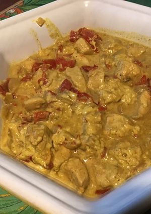 Une photo de Poulet curry coco poivrons rouges