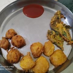 A picture of Mix pakoda platter.