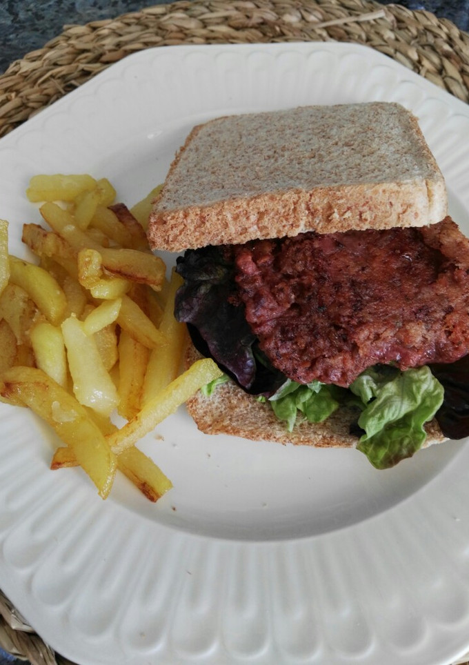 Una foto de Hamburguesas de lentejas, remolacha y zanahoria