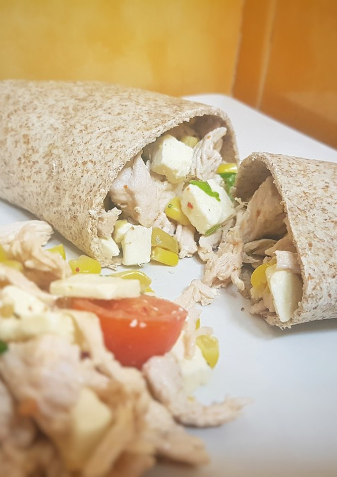 Una foto de Wrap de pavo desmechado y queso feta