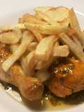 Jamoncitos de pollo en salsa con patatas fritas
