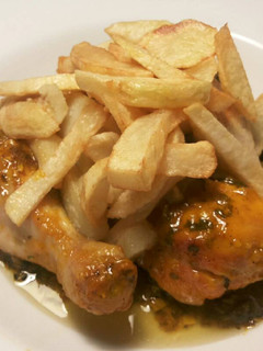 Una foto de Jamoncitos de pollo en salsa con patatas fritas