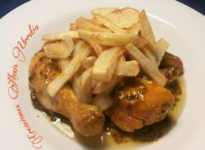 Foto principal de Jamoncitos de pollo en salsa con patatas fritas
