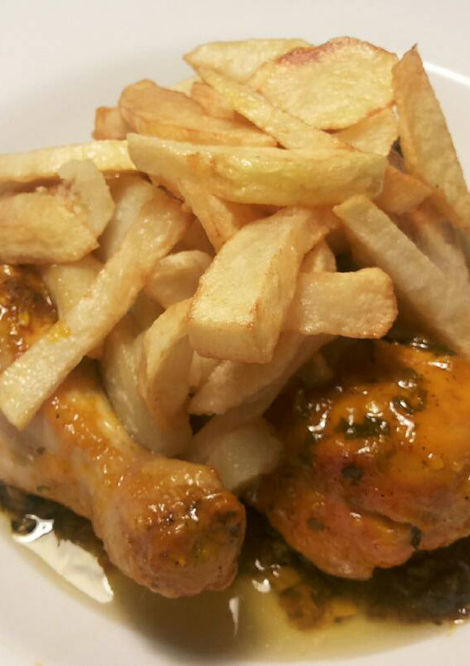 Una foto de Jamoncitos de pollo en salsa con patatas fritas