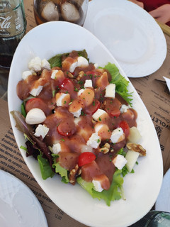Una foto de Ensalada de melón con queso de cabra y vinagreta de frambuesa