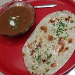 A picture of Dal makhni with naan.