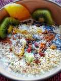 Bowl de yogurt con kiwi y piña, Chía y copos de quinoa