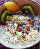 Bowl de yogurt con kiwi y piña, Chía y copos de quinoa