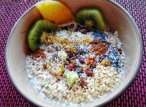 Una foto de Bowl de yogurt con kiwi y piña, Chía y copos de quinoa