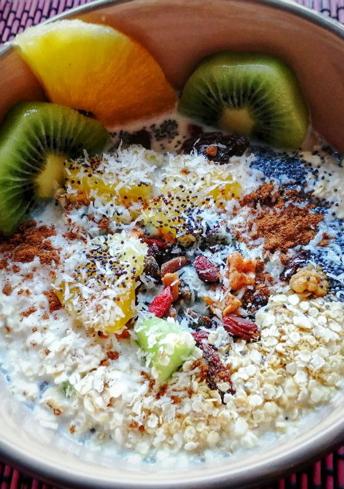 Una foto de Bowl de yogurt con kiwi y piña, Chía y copos de quinoa