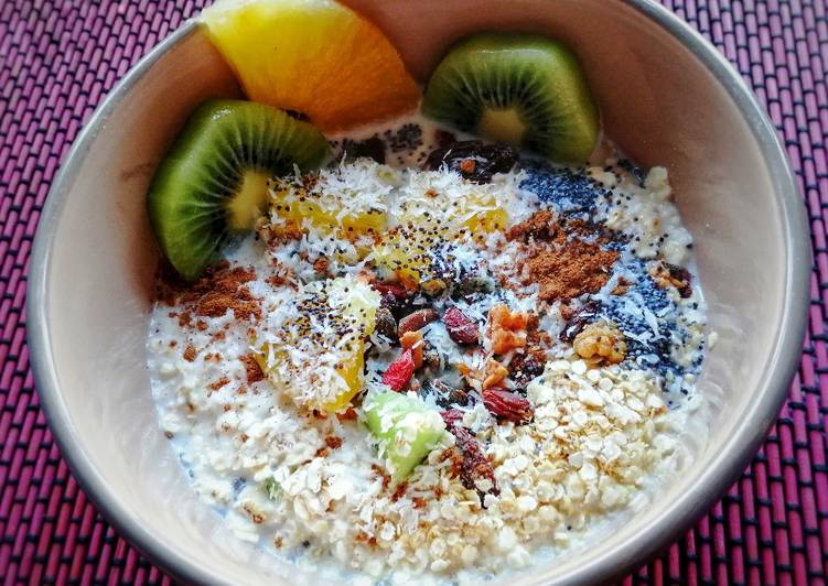 Bowl de yogurt con kiwi y piña, Chía y copos de quinoa