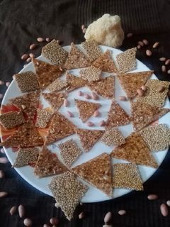 ચીકી (Chiki Recipe In Gujarati) રેસીપી મુખ્ય ફોટો