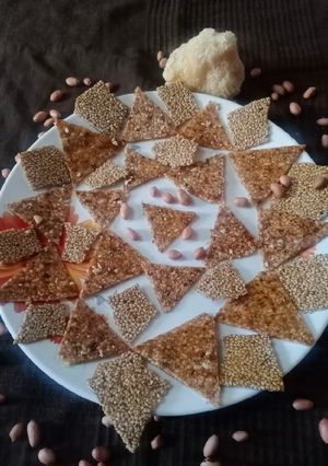 ચીકી (Chiki Recipe In Gujarati) રેસીપી મુખ્ય ફોટો