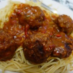 A picture of Meatballs in tomato gravy.