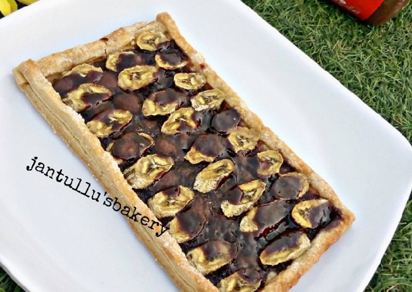 Banana chocolate pizza