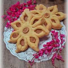 รูปของ Donat Bunga Sosis Gurih Renyah ala Violet Azalea