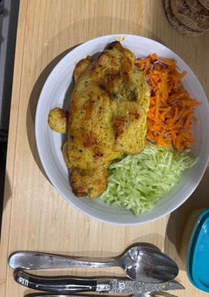 Une photo de Poulet mariné aux épices indiennes avec salade de légumes