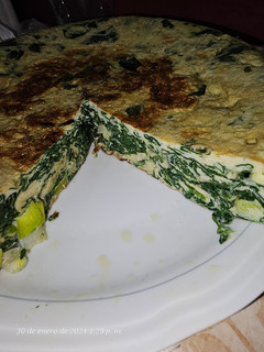 Una foto de Tortilla de espinacas, ajos tiernos y bacalao