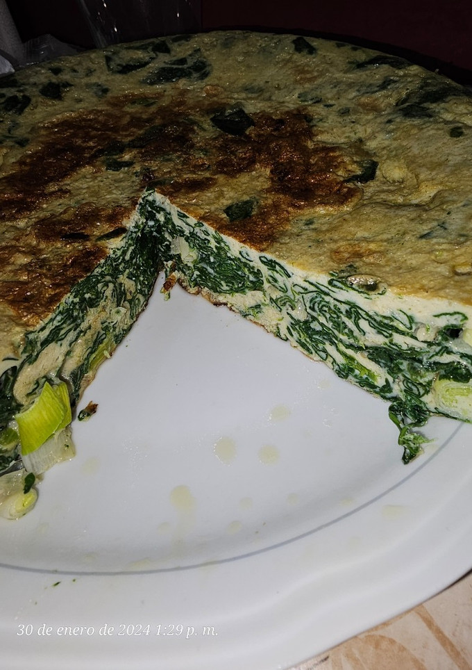 Una foto de Tortilla de espinacas, ajos tiernos y bacalao