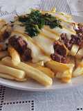 Papas fritas con bolognesa