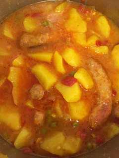 Una foto de Patata guisada con salchichas frescas