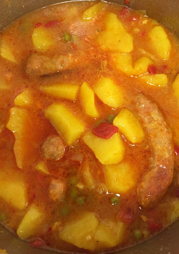 Una foto de Patata guisada con salchichas frescas