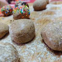 Una foto de Cocadas de miel y harina tostada 😍