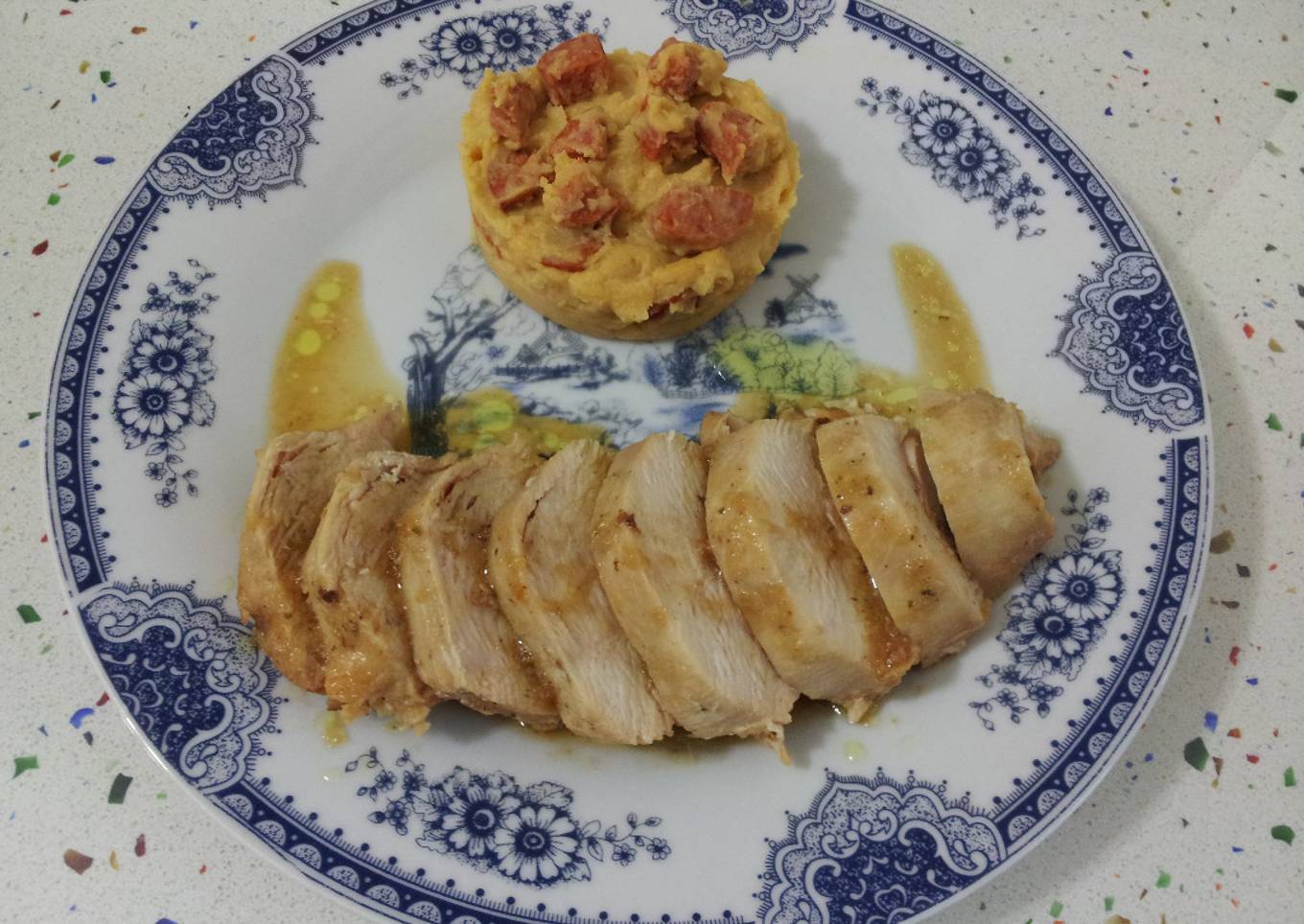 Pechugas de pollo en salsa de cerveza y canela con patatas revolconas con chorizo