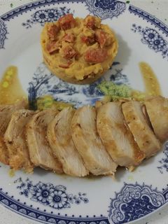 Una foto de Pechugas de pollo en salsa de cerveza y canela con patatas revolconas con chorizo