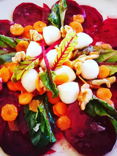 Una foto de Ensalada de remolacha con mozzarella