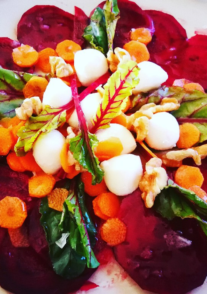 Una foto de Ensalada de remolacha con mozzarella