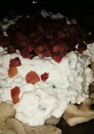 Túrós tészta teljes kiőrlésű lisztből, hagymás tejfölös túróval recept fotója