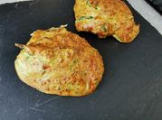 Une photo de beignet de courgettes