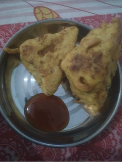 भरवां ब्रेड पकौडा़ (bharwa bread pakora recipe in Hindi) रेसिपी मुख्य फोटो