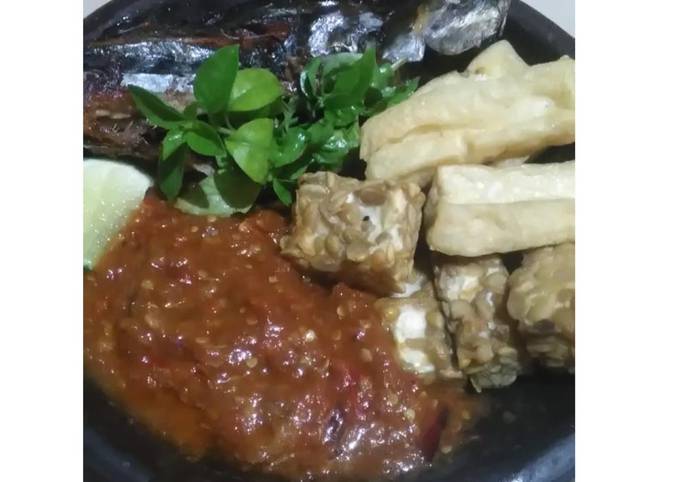 Wajib coba! Cara termudah membuat Penyetan cakalang asap yang nikmat