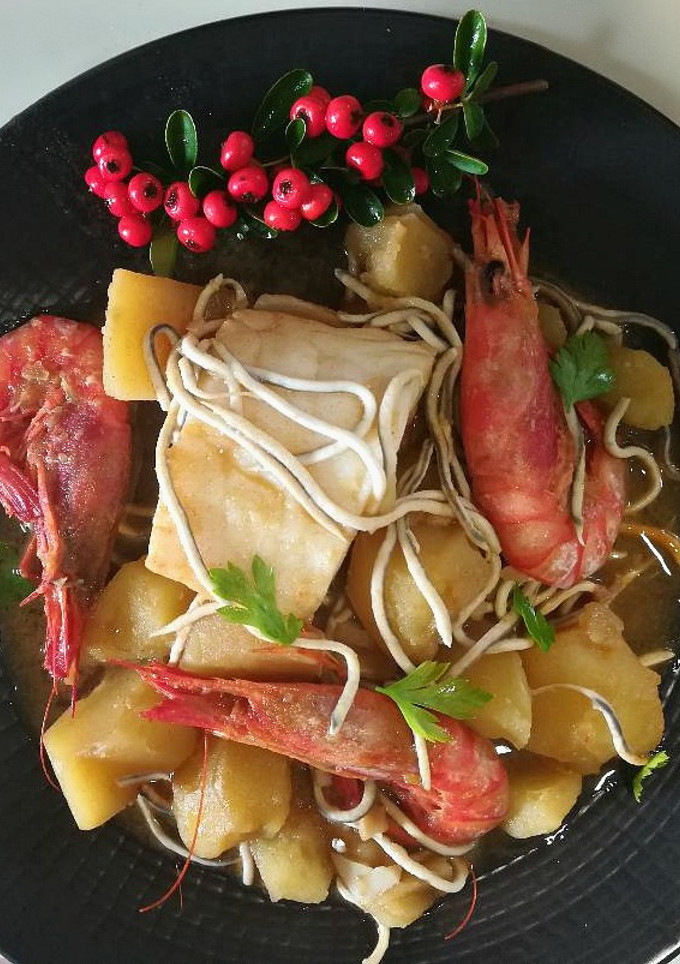Una foto de Patatas con bacalao, gambas y gulas