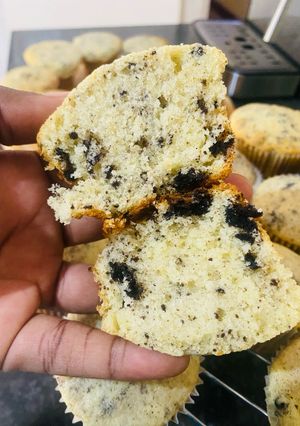 A picture of Fluffy Cookies and Cream Cupcakes.