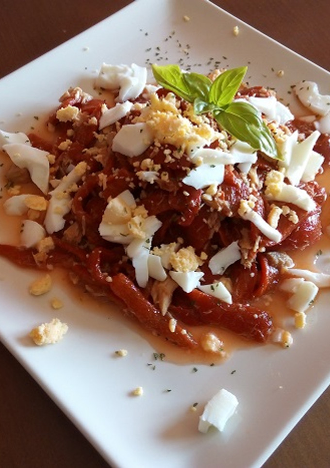Una foto de Ensalada de pimientos rojos