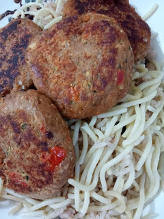 Una foto de Tallarines con croquetas de Jurel