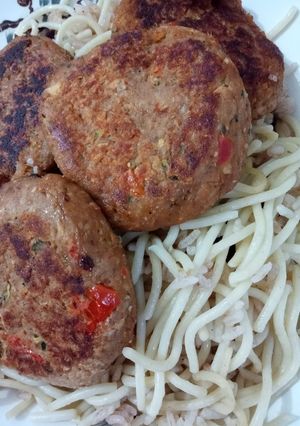 Una foto de Tallarines con croquetas de Jurel