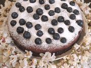 Una foto di torta mandorla e mirtilli