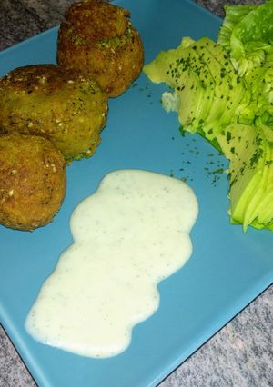 Una foto de Falafel con salsa de yogur