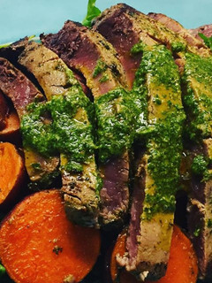 Foto de Bife de atum com molho de coentros