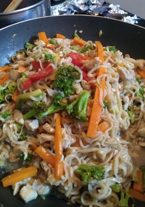 Una foto de Sopa instantánea con verduras y pollo