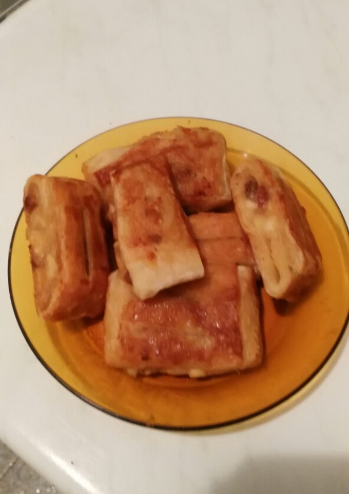 Una foto de Hojaldre relleno de confitura de manzana y plátano y uvas