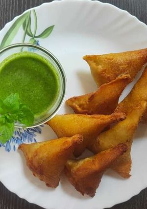 ब्रेड कोन समोसा (bread cone samosa recipe in Hindi) रेसिपी मुख्य फोटो