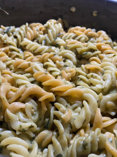 Una foto de Pastas en salsa pesto de aguacate